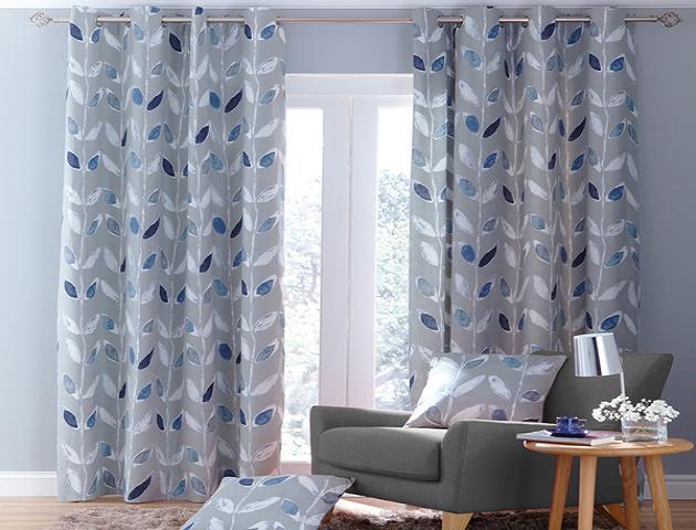 white-and-blue-flower-pattern-curtain